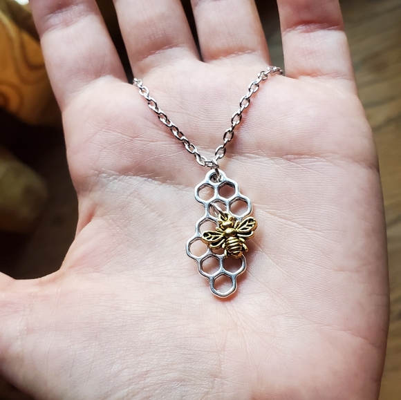New *RARE* Silver Honeycomb Bumble Bee Necklace - Picture 6 of 10